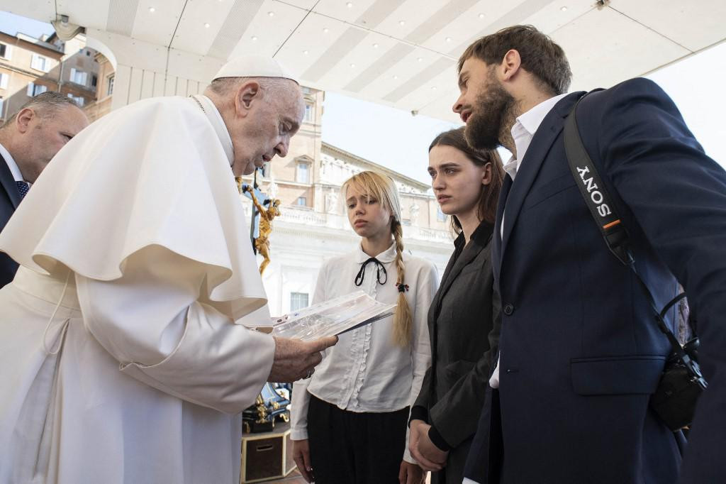 &lt;p&gt;Papa Frane primio je u Vatikanu (slijeva nadesno) Katerinu Prokopenko, Juliju Fedosjuk i Pjotra Verzilova, osnivača ruskog neovisnog websitea Media Zona&lt;/p&gt;