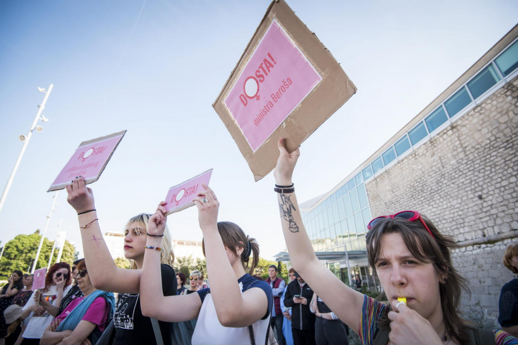 &lt;p&gt;&lt;br /&gt;
Na trgu Poljana održa prosvjed Dosta, u znak solidarnosti s Mirelom Čavajdom, te svim ženama kojima je uskraćen zakonski prekid trudnoće&lt;/p&gt;
