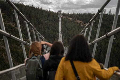 Češka otvorila najduži viseći most na svijetu, prvi posjetitelji svjedoče o strahu i adrenalinu koji su ih obuzeli. Pogledajte video