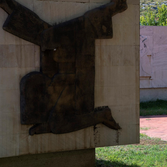 &lt;p&gt;Spomenik Narodnooslobodilačkoj borbi u Žrnovnici i dalje stoji na sjećanje i ponos&lt;/p&gt;