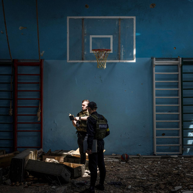 &lt;p&gt;Ukrajinski policajac stoji u uništenoj školskoj sportskoj dvorani u selu nedaleko Harkiva&lt;/p&gt;

&lt;p&gt; &lt;/p&gt;

&lt;p&gt; &lt;/p&gt;