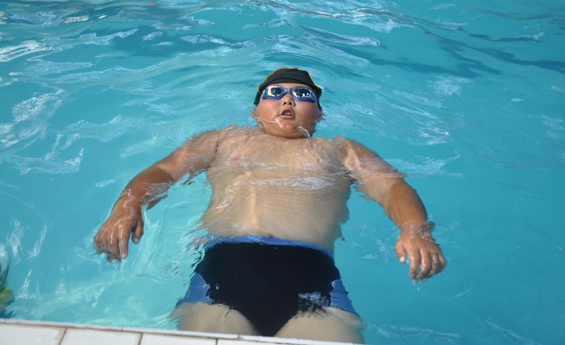 Толстухи в бассейне. Толстый мальчик в бассейне. Парень в очках для плавания. Толстый мужчина плавает.
