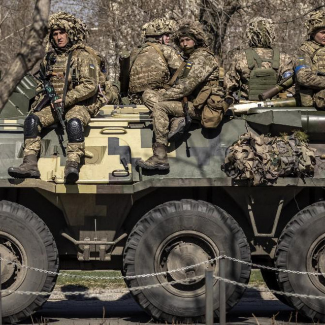 &lt;p&gt;Ukrajinski vojnici na oklopnjaku&lt;/p&gt;
