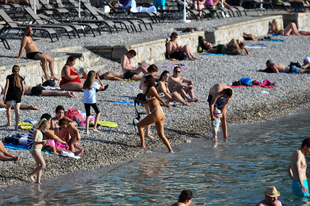 &lt;p&gt;Sunčano i toplo vrijeme izmamilo je kupače na dubrovačke plaže&lt;/p&gt;