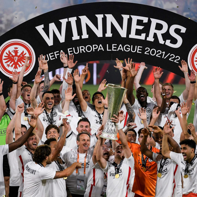 &lt;p&gt;TOPSHOT - Eintracht Frankfurt&amp;#39;s players celebrate with the trophy after winning the UEFA Europa League final football match between Eintracht Frankfurt and Glasgow Rangers at the Ramon Sanchez Pizjuan stadium in Seville on May 18, 2022. (Photo by JORGE GUERRERO/AFP)&lt;/p&gt;