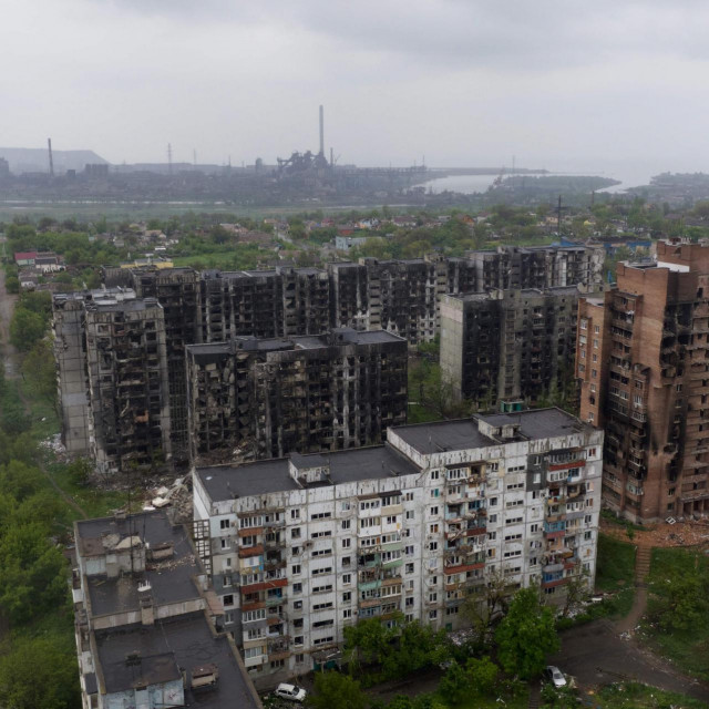 &lt;p&gt;Pogled iz zraka na oštećene stambene zgrade i čeličanu Azovstal u pozadini u lučkom gradu Mariupolju&lt;/p&gt;