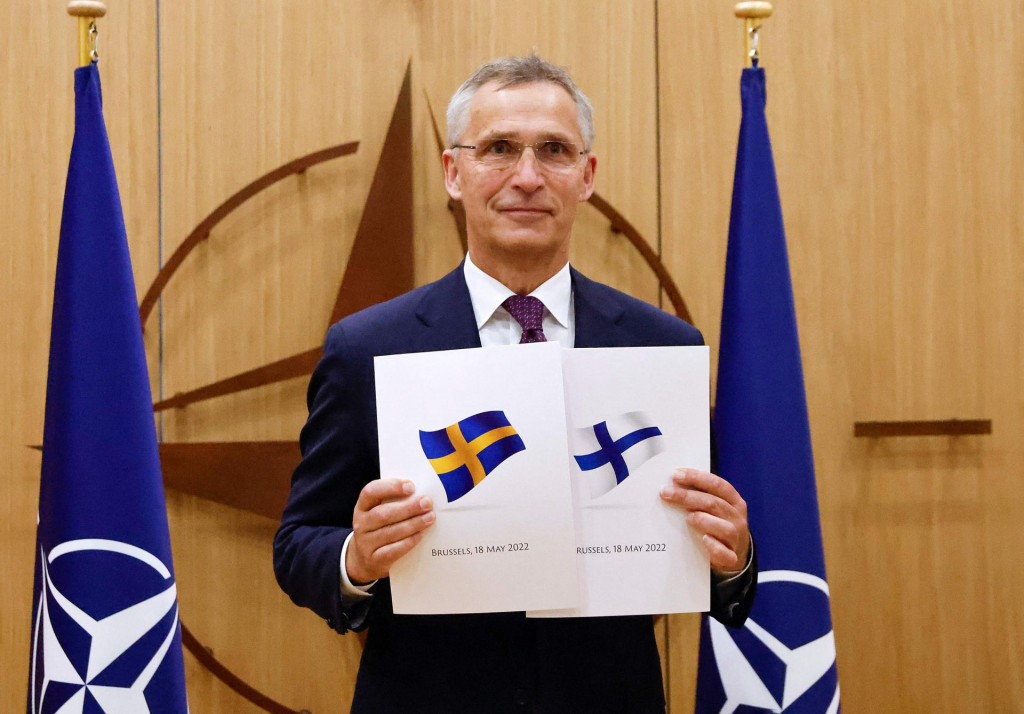 &lt;p&gt;Prvi čovjek NATO-a Jens Stoltenberg ponosno pozira sa zahtjevima Švedske i Finske za članstvom u Savezu&lt;/p&gt;