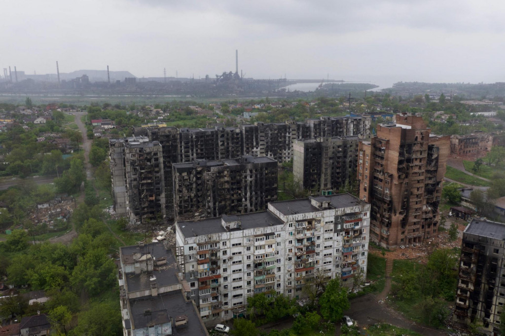 &lt;p&gt;Pogled iz zraka na oštećene stambene zgrade i čeličanu Azovstal u pozadini u lučkom gradu Mariupolju&lt;/p&gt;