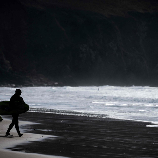 &lt;p&gt;Područje je zbog visokih valova popularno među surferima&lt;/p&gt;

&lt;p&gt;(Photo by Loic VENANCE/AFP)&lt;/p&gt;