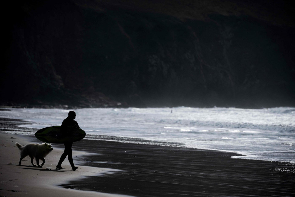 &lt;p&gt;Područje je zbog visokih valova popularno među surferima&lt;/p&gt;

&lt;p&gt;(Photo by Loic VENANCE/AFP)&lt;/p&gt;