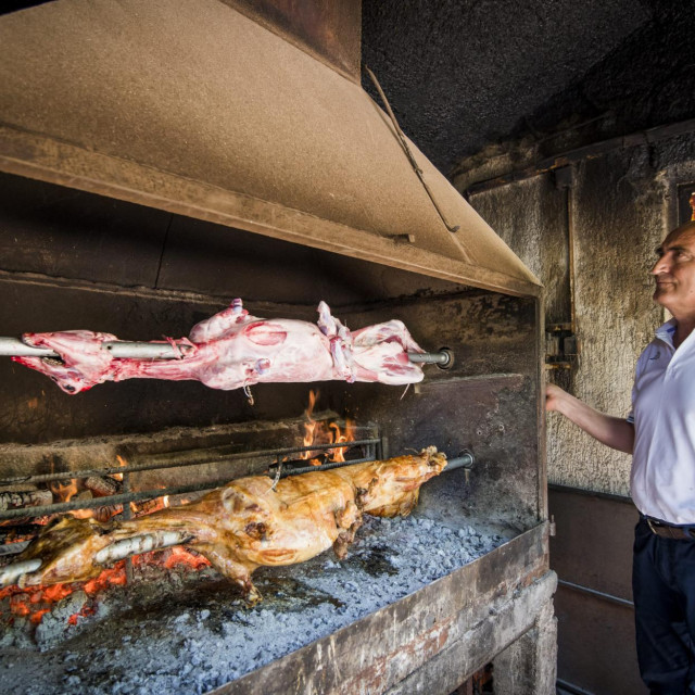 &lt;p&gt;Ivan Burazer, vlasnik jedinog restorana u Boraji koji peće janjetinu&lt;br /&gt;
 &lt;/p&gt;