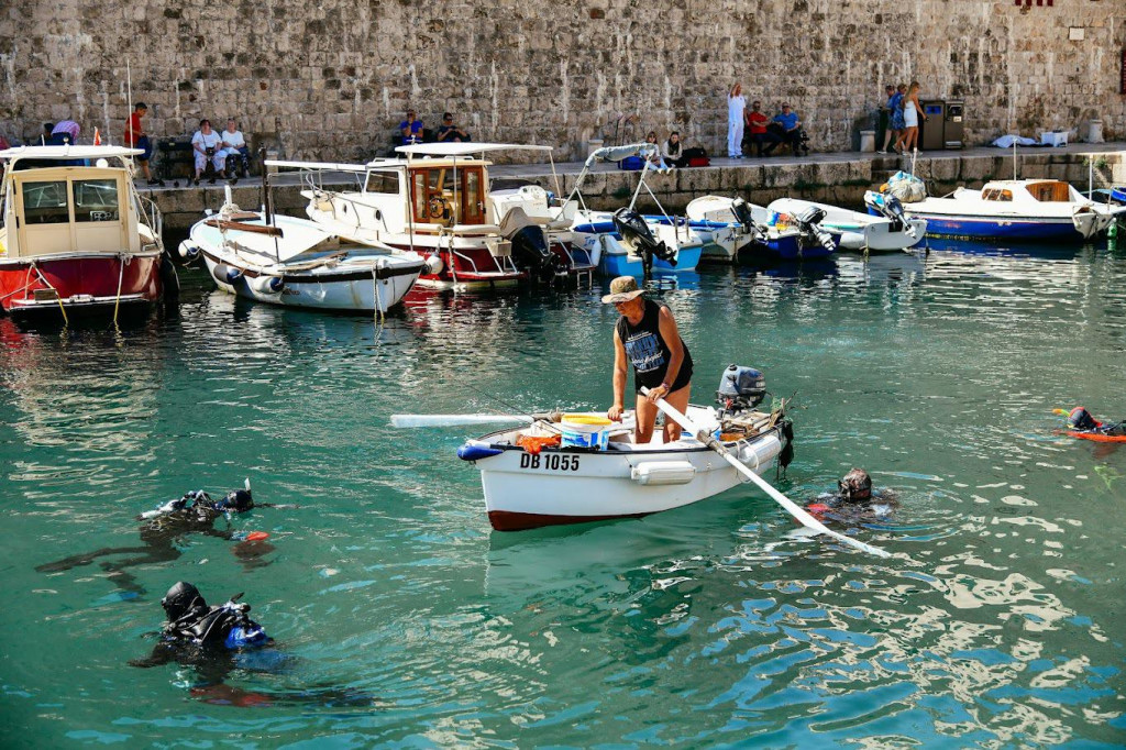 &lt;p&gt;Dubrovnik, 210522U staroj gradskoj luci odrzana je velika organizirana akcija ciscenja podmorja od smeca.Na fotografijiFotoBozo Radic/CROPIX&lt;/p&gt;