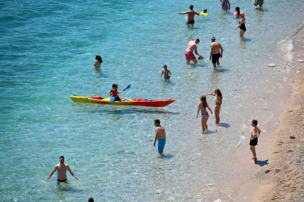 &lt;p&gt;Kupači uživaju u blagodatima sunca i mora na plaži Banje.&lt;br /&gt;
 &lt;/p&gt;