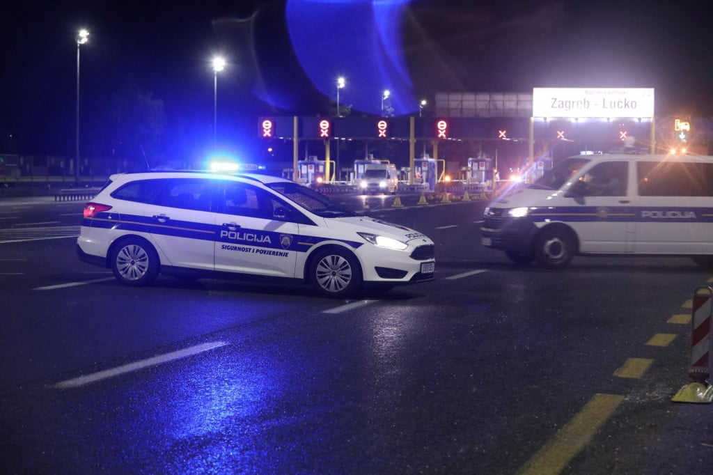 &lt;p&gt;Zagreb, 210522.&lt;br /&gt;
Lucko&lt;br /&gt;
Zatvorena autocesta Lucko - Karlovac zbrog sukoba Torcide s policijom nakon derbija Dinamo - Hajduk.&lt;br /&gt;
 &lt;/p&gt;