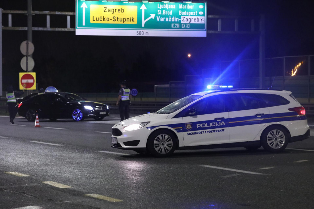 &lt;p&gt;Zagreb, 210522.&lt;br /&gt;
Lucko&lt;br /&gt;
Zatvorena autocesta Lucko - Karlovac zobg sukoba Torcide s policijom nakon derbija Dinamo - Hajduk.&lt;br /&gt;