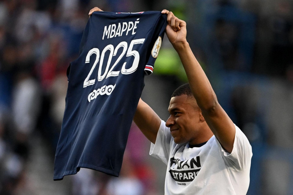 &lt;p&gt;TOPSHOT - Paris Saint-Germain&amp;#39;s French forward Kylian Mbappe poses with a jersey after the announcement he staying at PSG until 2025 before the French L1 football match between Paris Saint-Germain (PSG) and Metz at the Parc des Princes stadium in Paris on May 21, 2022. (Photo by Anne-Christine POUJOULAT/AFP)&lt;/p&gt;