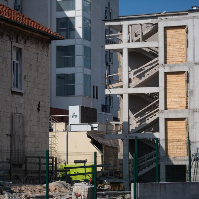 &lt;p&gt;Zadar, 280222.&lt;br /&gt;
U tijeku su radovi na izgradnji zgrade dnevne bolnice na mjestu stare zgrade Zaraznog odjela OB Zadar.&lt;br /&gt;