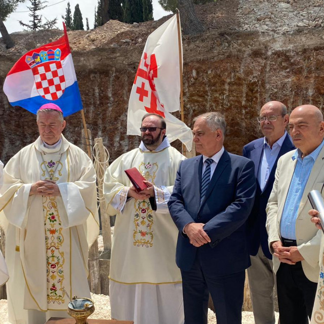 &lt;p&gt;Fra Tomislav Glavnik (desno), s poveljom u ruci, tijekom blagoslova hrvatske kapele u Betlehemu: Ovo je veliki dan za cijelu Hrvatsku&lt;/p&gt;