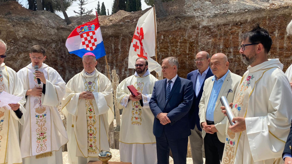 &lt;p&gt;Fra Tomislav Glavnik (desno), s poveljom u ruci, tijekom blagoslova hrvatske kapele u Betlehemu: Ovo je veliki dan za cijelu Hrvatsku&lt;/p&gt;
