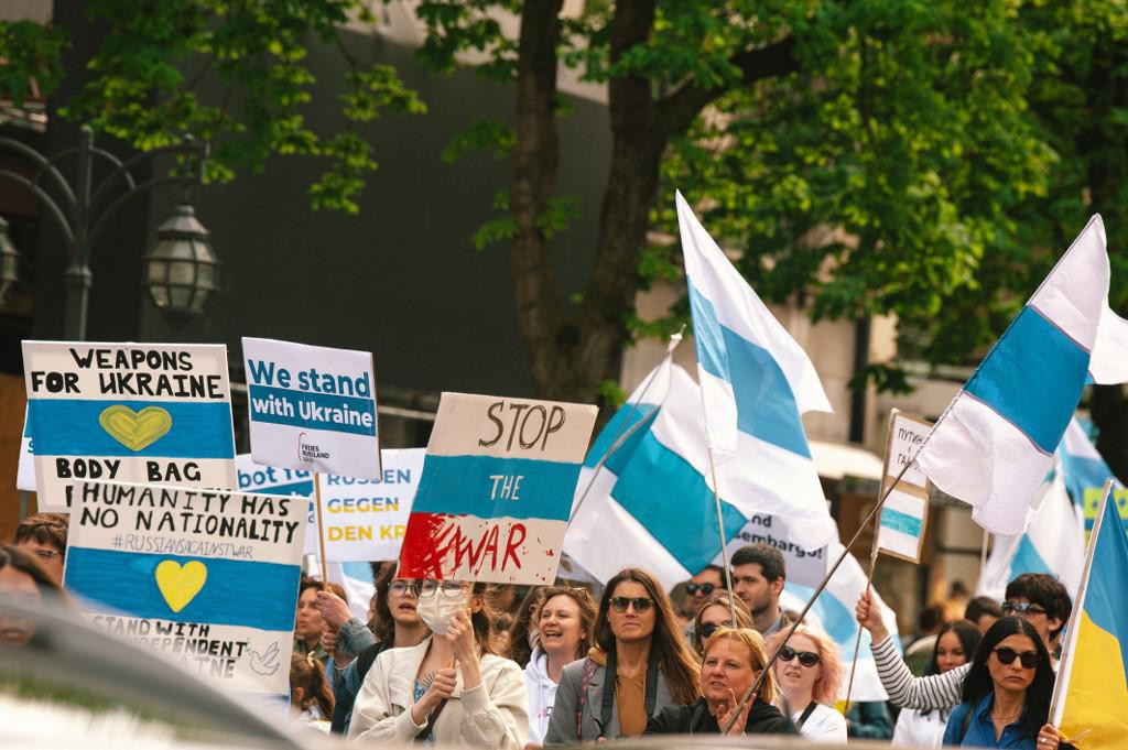 &lt;p&gt;Protest pod antiratnom ruskom zastavom u Düsseldorfu 23. travnja&lt;/p&gt;