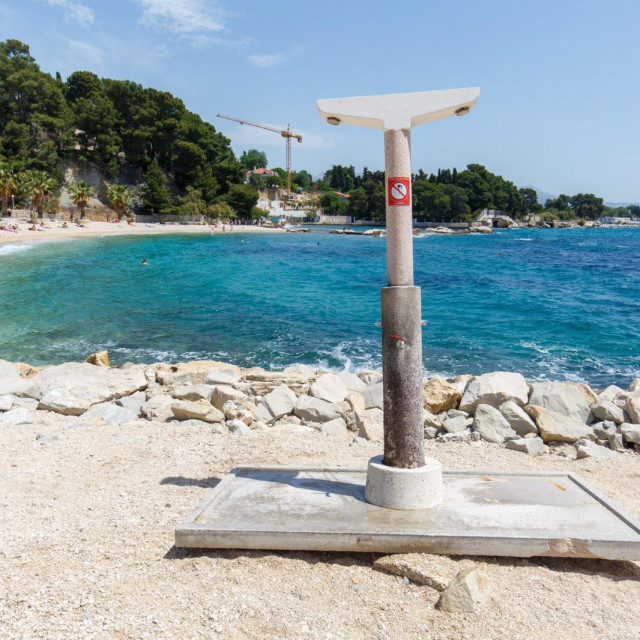 &lt;p&gt;Splitska obala je zakazala s održavanjem plaže Kaštelet, a to dokazuje priložena fotografija koju nam je poslao čitatelj&lt;/p&gt;