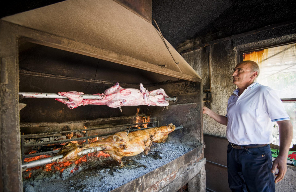 &lt;p&gt;&lt;br /&gt;
Ivan Burazer, vlasnik jedinog restorana u Boraji koji peće janjetinu&lt;br /&gt;
 &lt;/p&gt;