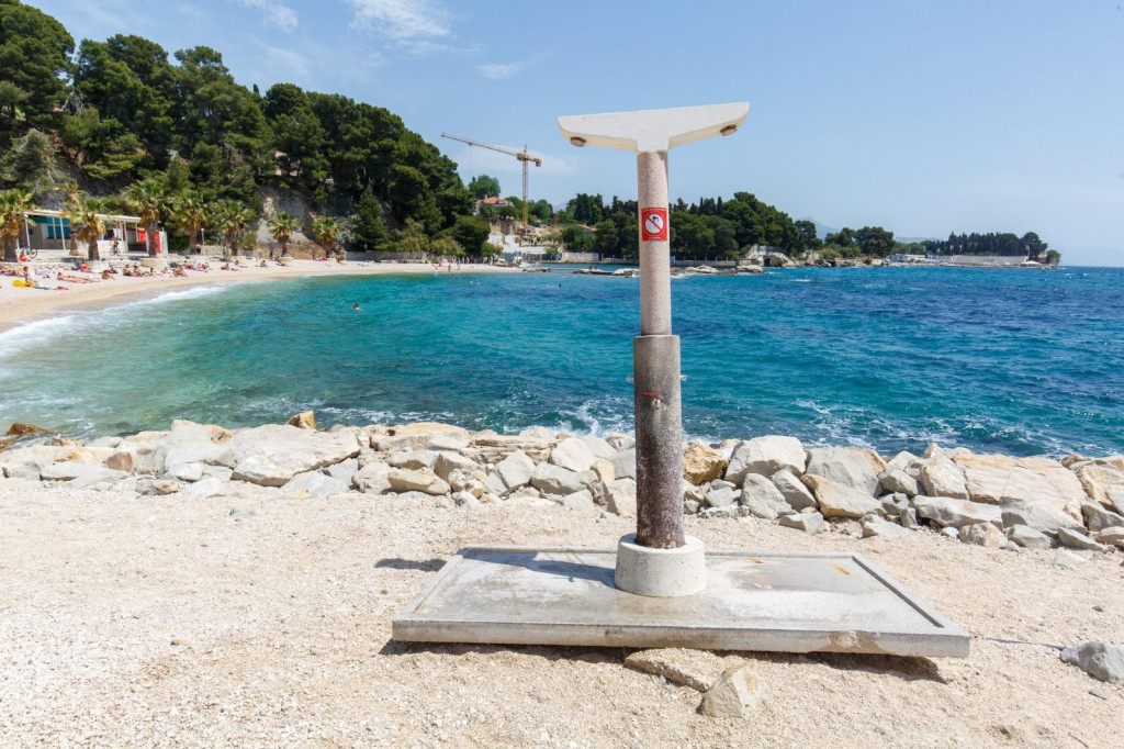 &lt;p&gt;Splitska obala je zakazala s održavanjem plaže Kaštelet, a to dokazuje priložena fotografija koju nam je poslao čitatelj&lt;/p&gt;