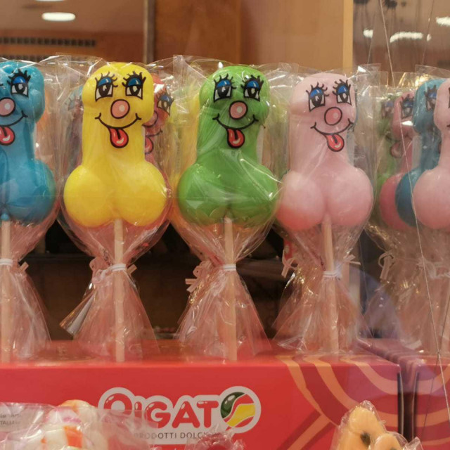 <p>Lizalice u obliku penisa ne prodaju se u sexy shopu nego u candy shopu u sredi&scaron;tu Zadra</p>