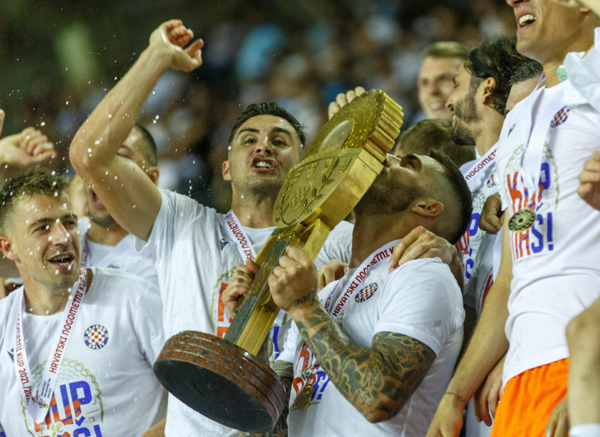 Bili Zivot on X: Velika utakmica Hrvatskog nogometnog kupa između