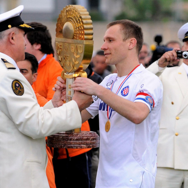 &lt;p&gt;Kapetan Hajduka Srđan Andrić 2010. godine preuzima pobjednički pokal Kupa Hrvatske&lt;/p&gt;