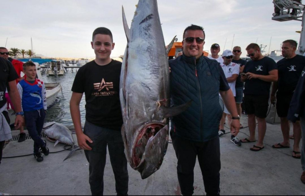 &lt;p&gt;Josip Brkić i njegov sin Ante s ulovljenom tunom kapitalcem&lt;/p&gt;