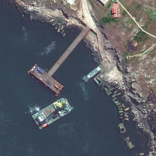 &lt;p&gt;Satelitska slika Maxar Technologies prikazuje ruski desantni brod na Zmijskom otoku, a vidi se i potopljeni jurišni čamac&lt;/p&gt;