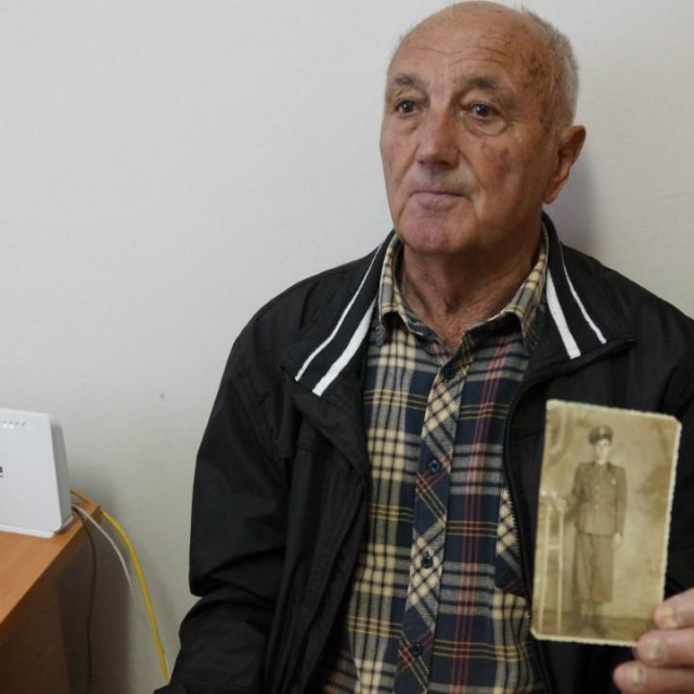 &lt;p&gt;Joko Jukić sa slikom svoga oca Jure, snimljenom u Italiji prije nego što je upućen na istok&lt;/p&gt;