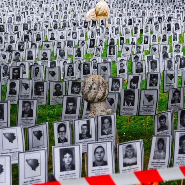 &lt;p&gt;Slike žrtava koje su u ratu u Prijedoru ubili Srbi, izložene u Sarajevu prije tri godine&lt;/p&gt;