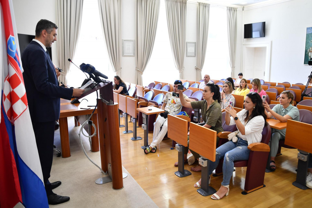&lt;p&gt;Gradonačelnik Dubrovnika Mato Franković održao je konferenciju za novinare o stanovima za mlade&lt;/p&gt;