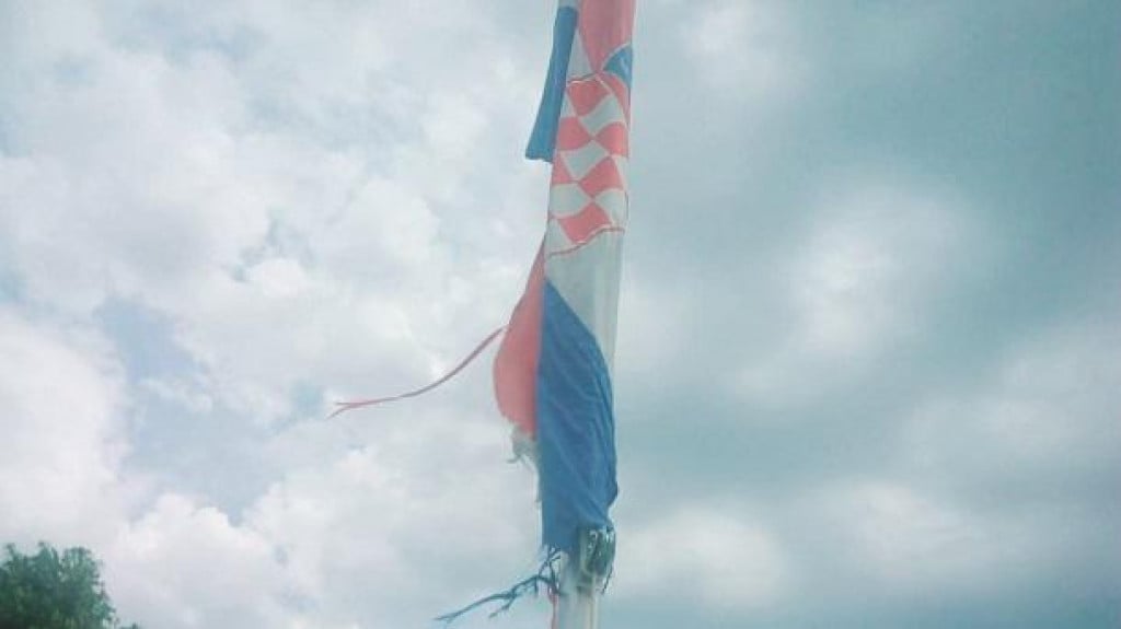 &lt;p&gt;Pokidana triljska zastava koja je razljutila brata pokojnog hrvatskog branitelja Igora Lipotića Igija&lt;/p&gt;