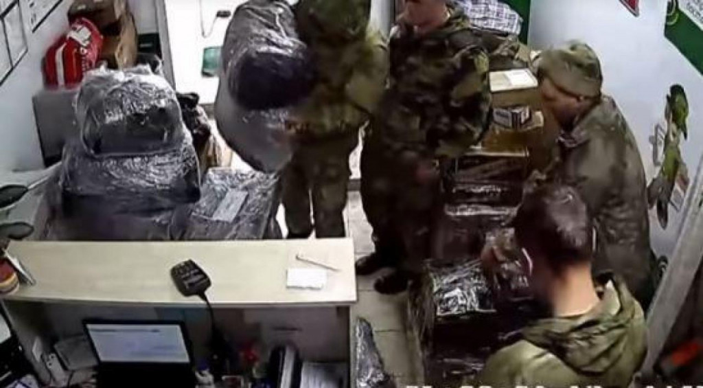 &lt;p&gt;Ilustracija: ruski vojnici šalju kući pakete iz Bjelorusije s pokradenim stvarima&lt;/p&gt;