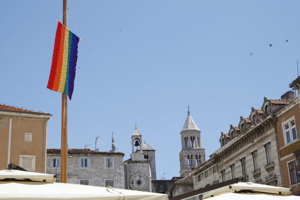 &lt;p&gt;LGBT zastavu sa štandarca na Pjaci u Splitu nitko nije skidao&lt;/p&gt;

&lt;p&gt; &lt;/p&gt;