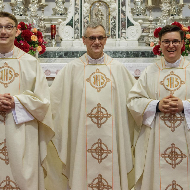 &lt;p&gt;Dubrovačka biskupija je od danas bogatija za tri svećenika! Zaređeni don Ivo Markić, don Jure Paponja i don Mišo Pecotić&lt;/p&gt;