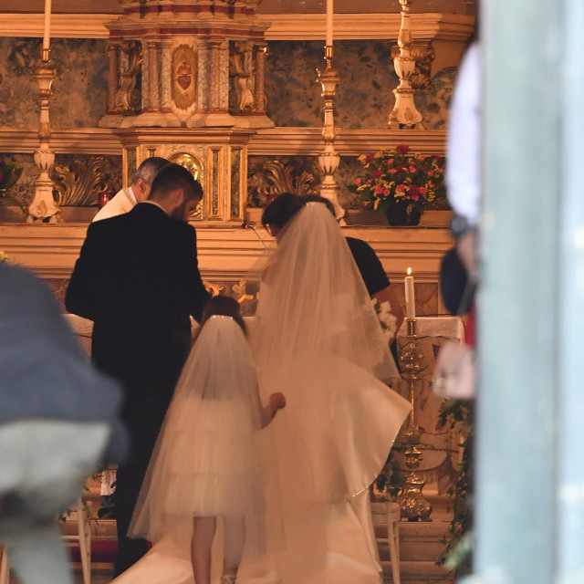 &lt;p&gt;Crkveno vjenčanje Adriane i Duje Ćaleta Car u crkvi svetog Ignacija u Dubrovniku&lt;/p&gt;