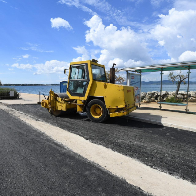 &lt;p&gt;Polaganje nosivog sloja asfalta na Krešimirovoj obali u Diklu&lt;/p&gt;
