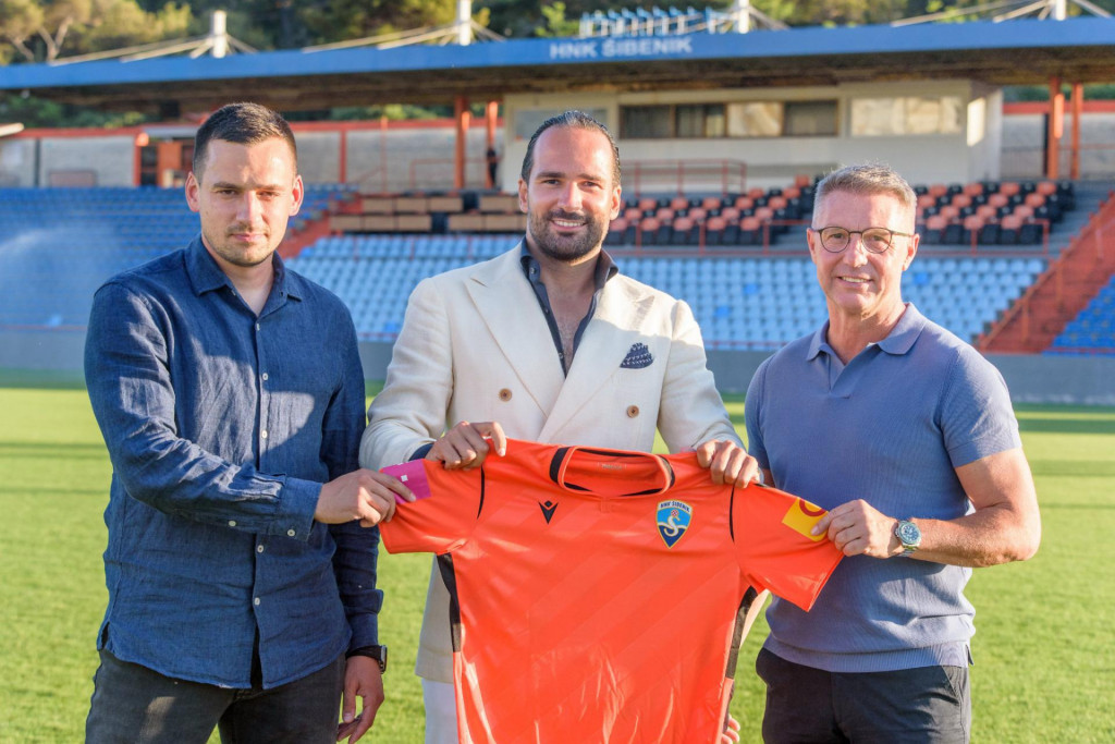 &lt;p&gt;Dario Dabac (lijevo) s predsjednikom kluba Marinom Jurićem i novim trenerom Damirom Čanadiom&lt;/p&gt;