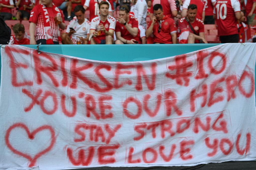 &lt;p&gt;Jedna od brojnih poruka potpore Christianu Eriksenu nakon što je lani na utakmici doživio iznenadni srčani udar, kada su mu liječnici spasili život&lt;/p&gt;