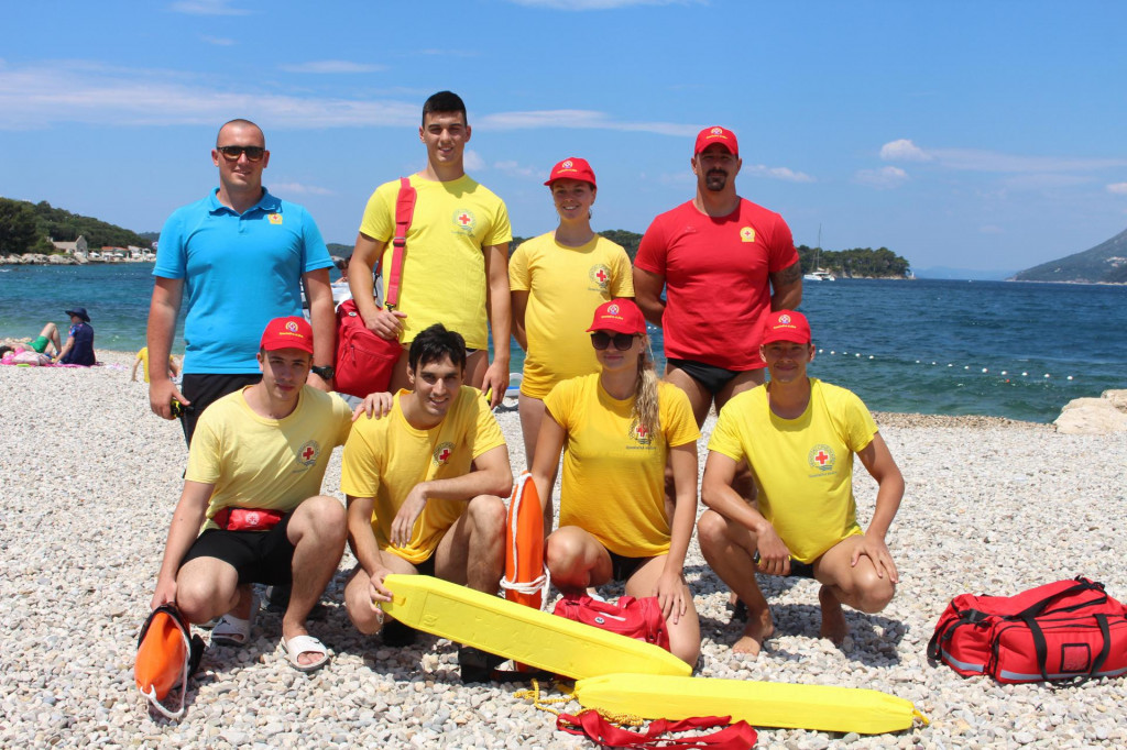 &lt;p&gt;Ovogodišnji polaznici tečaja za spasioce na plažama u organizaciji Crvenog križa Dubrovnik&lt;/p&gt;