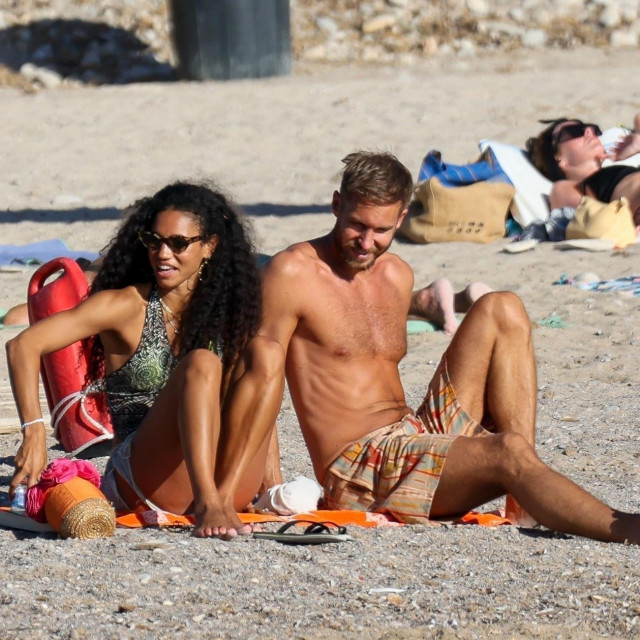 &lt;p&gt;DJ Calvin Harris na plaži na Ibizi s voditeljicom Vick Hope&lt;/p&gt;