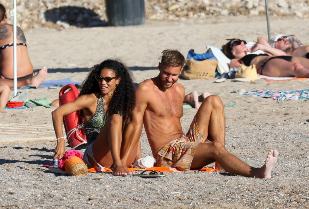 &lt;p&gt;DJ Calvin Harris na plaži na Ibizi s voditeljicom Vick Hope&lt;/p&gt;