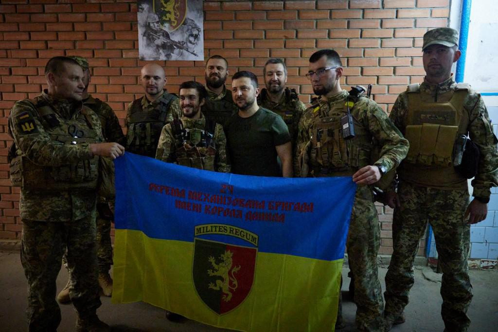 &lt;p&gt;Volodimir Zelenski nedavno s ukrajinskim borcima u Bakhmutu na istoku Ukrajine&lt;/p&gt;