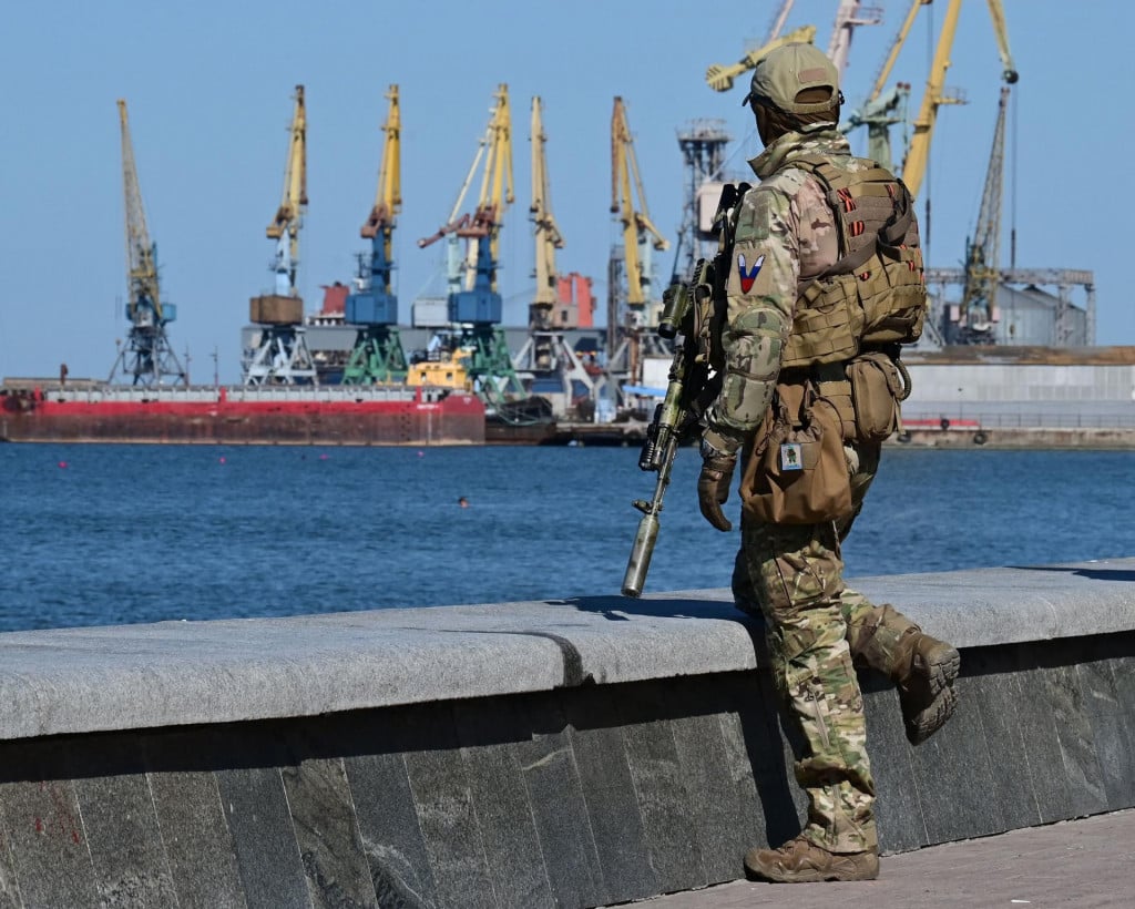 &lt;p&gt;Ruski vojnik patrolira u Berdjansku&lt;/p&gt;