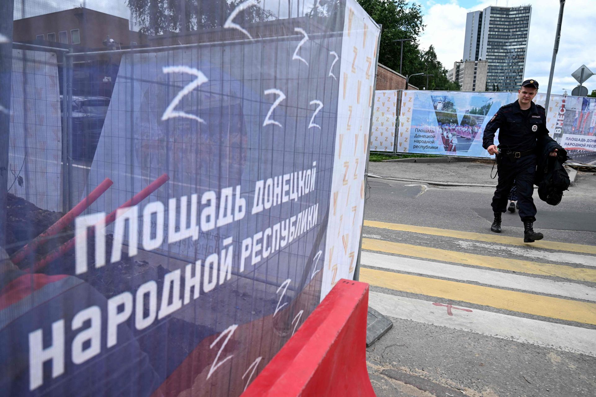 Площадь луганской народной республики вл1 москва. Площадь ДНР. Посольство ДНР. Площадь ЛНР. Донецкие сепаратисты.