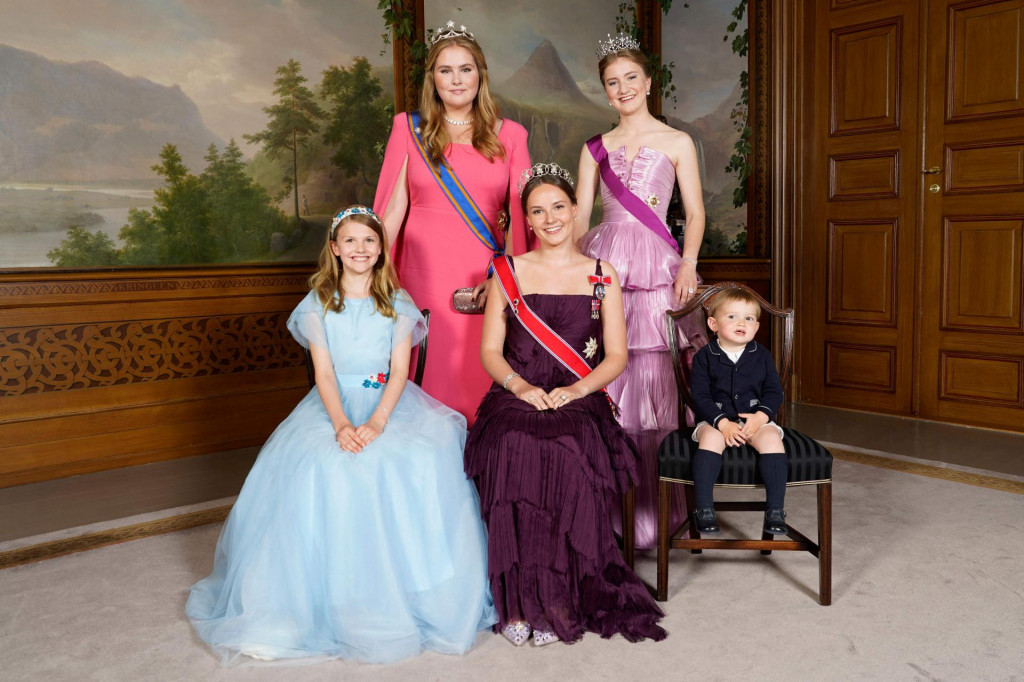 &lt;p&gt;Norveška princeza Ingrid Alexandra (centar) pozira s princezom Estelle od Švedske (lijevo)i pricom Charlesom od Luksemburga (desno); u drugom redu Catharina-Amalia od Nizozemske i princeza Elisabeth od Belgije&lt;/p&gt;